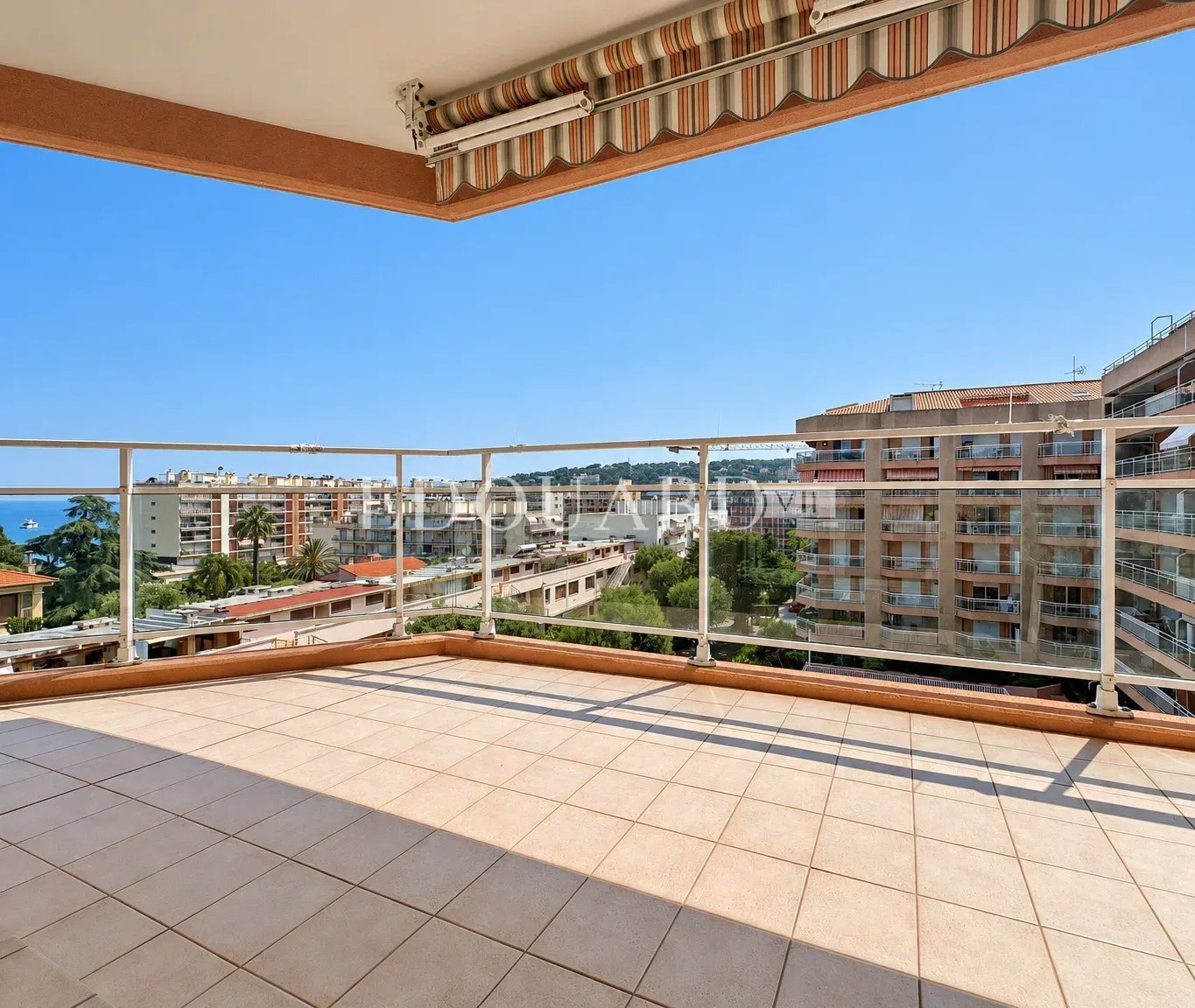 En exclusivité trois pièces avec vaste terrasse, splendide vue mer et double garage, dans immeuble de standing