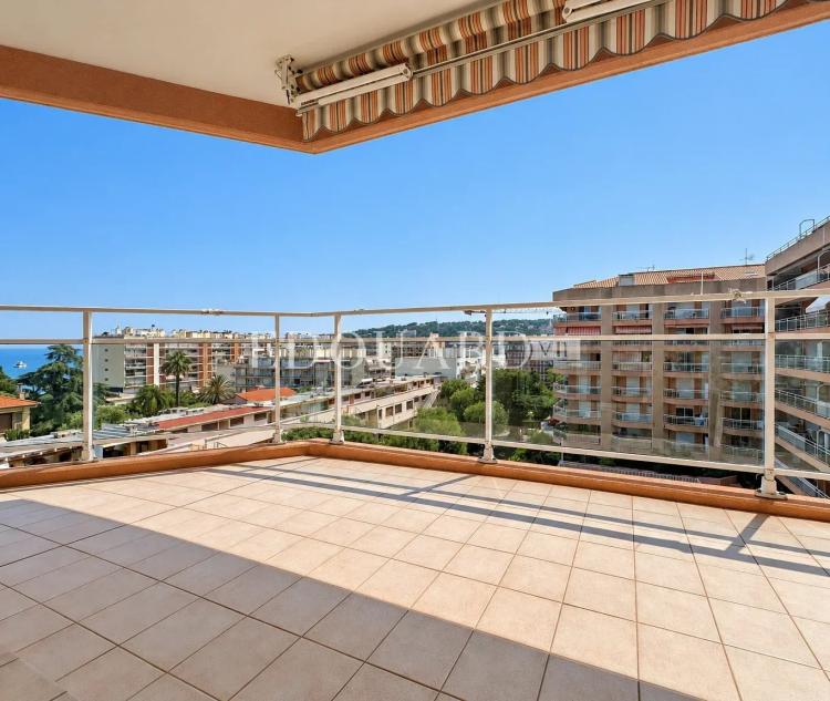 En exclusivité trois pièces avec vaste terrasse, splendide vue mer et double garage, dans immeuble de standing
