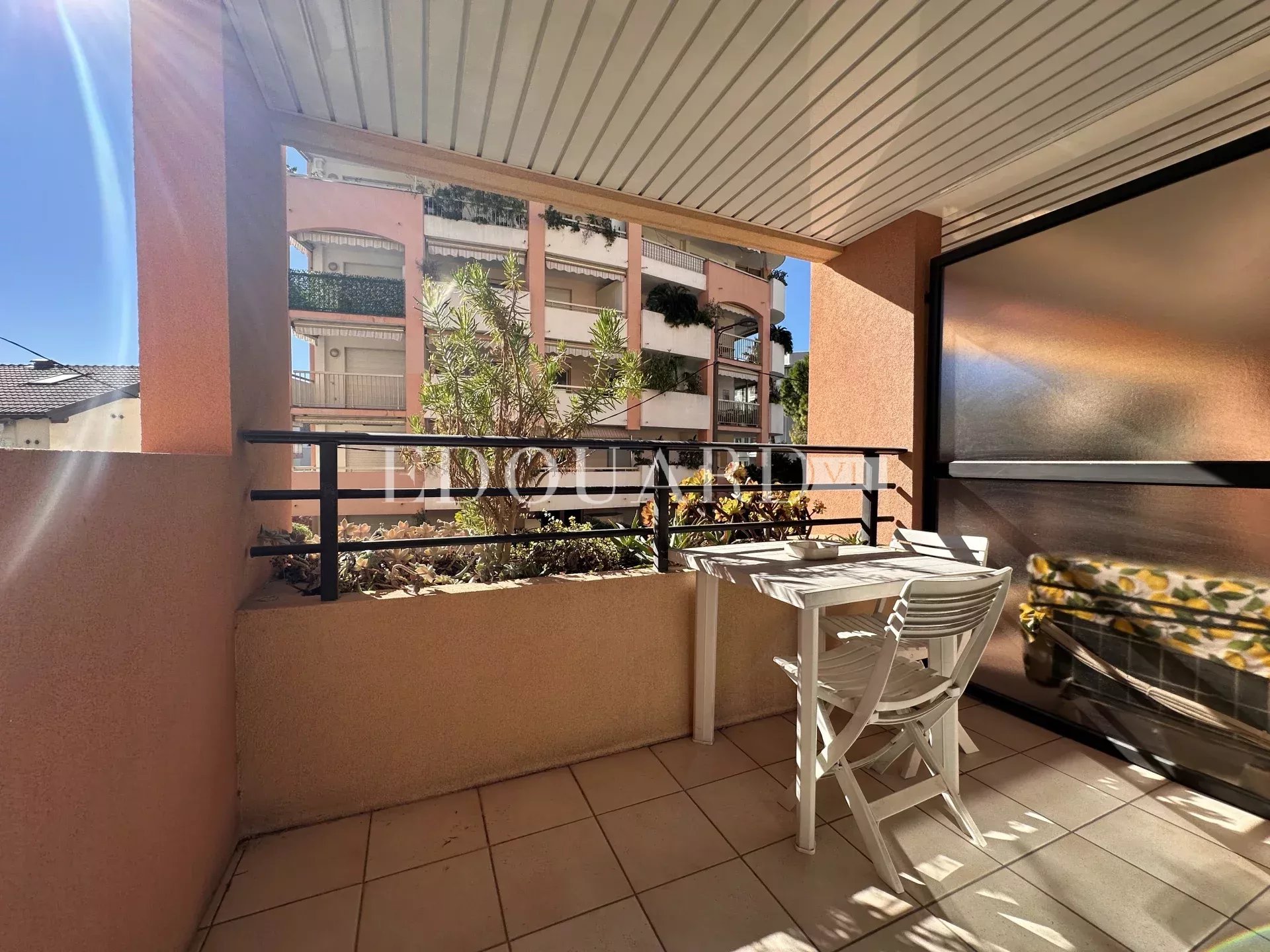 En exclusivité beau deux pièces en parfait état avec spacieux balcon, jolie échappée mer et garage