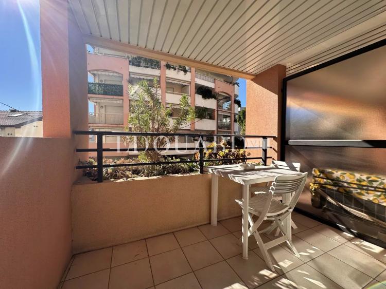 En exclusivité beau deux pièces en parfait état avec spacieux balcon, jolie échappée mer et garage