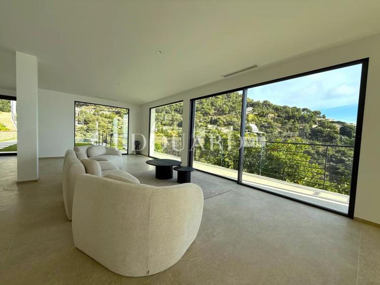 Superbe villa neuve avec piscine chauffée et vue mer exceptionnelle, proche de la Principauté de Monaco