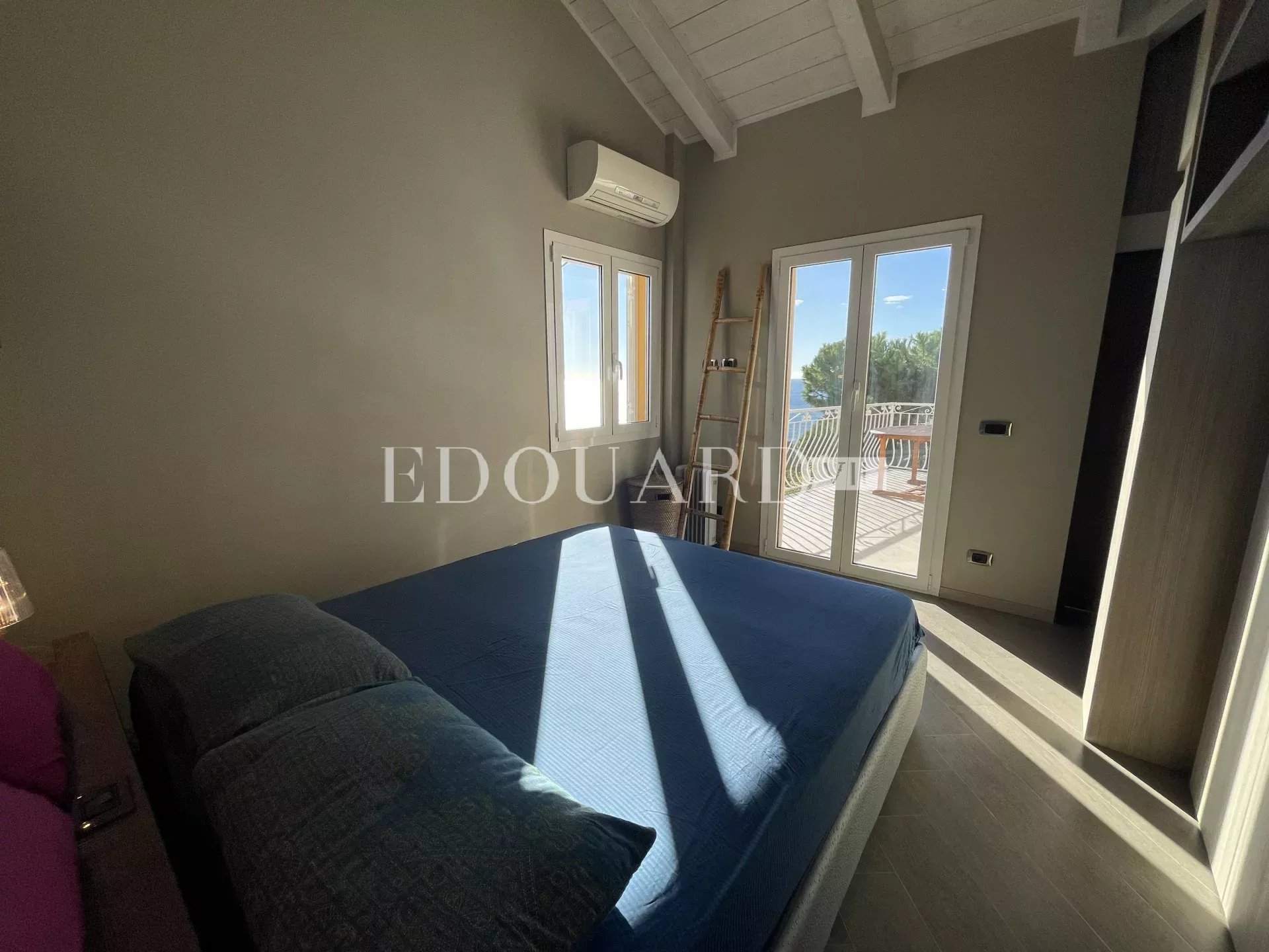 En exclusivité jolie villa rénovée avec deux terrasses, jardin, magnifique vue mer et deux parkings