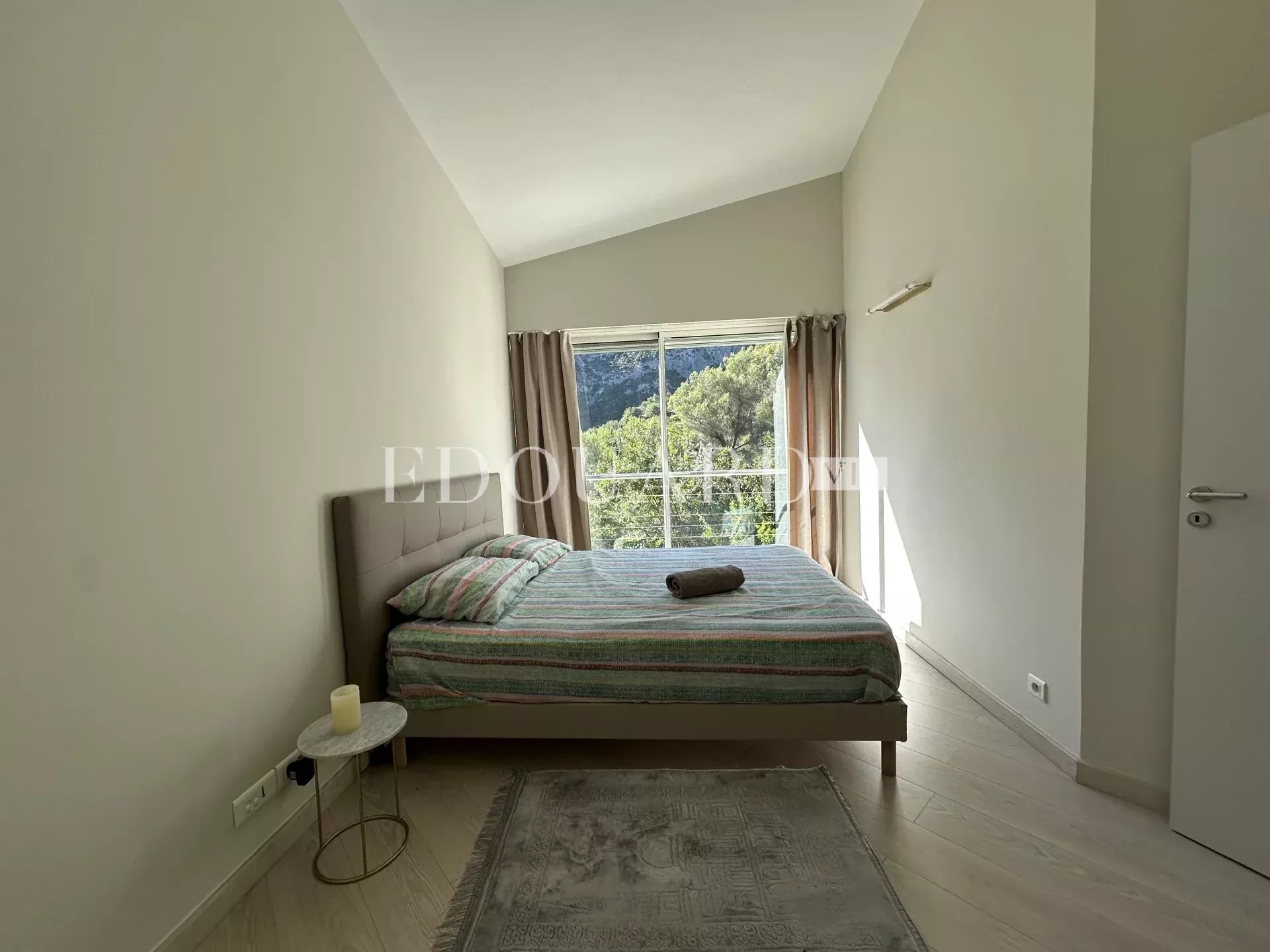 Superbe villa moderne avec belle vue mer et collines, à 10 minutes en voiture de la Principauté de Monaco