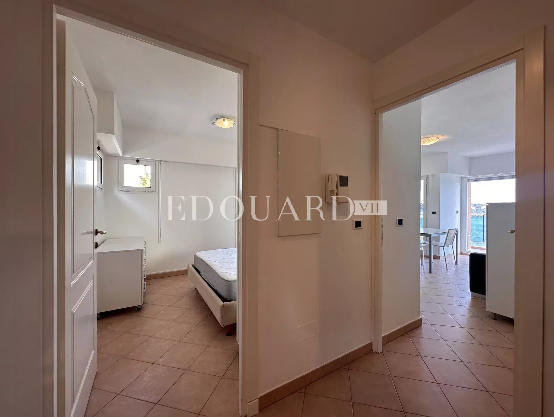 En exclusivité deux pièces avec terrasse, magnifique vue mer, spectaculaire solarium, spacieux parking