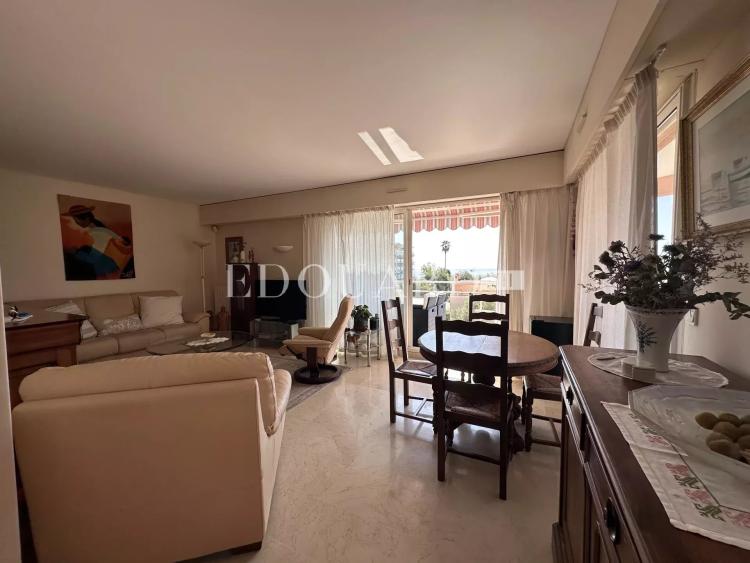 Dans immeuble de standing avec piscine, en exclusivité trois pièces avec vaste terrasse et garage