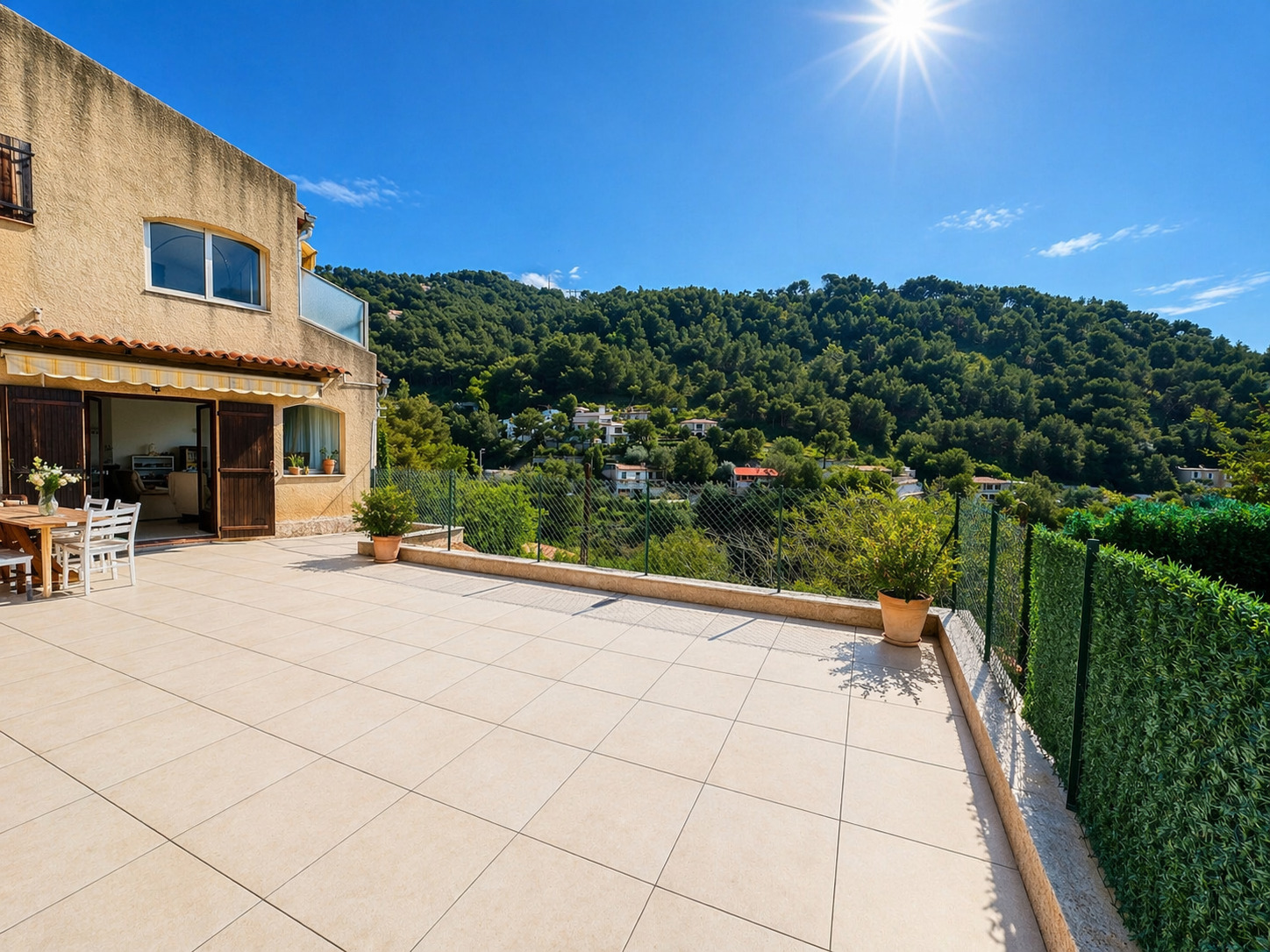 Proche Monaco – Trois pièces de 93 m², terrasses, vue mer et garage