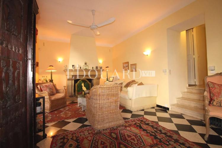 En exclusivité villa en très bon état avec double garage, grande terrasse, agréable jardin et belle vue mer