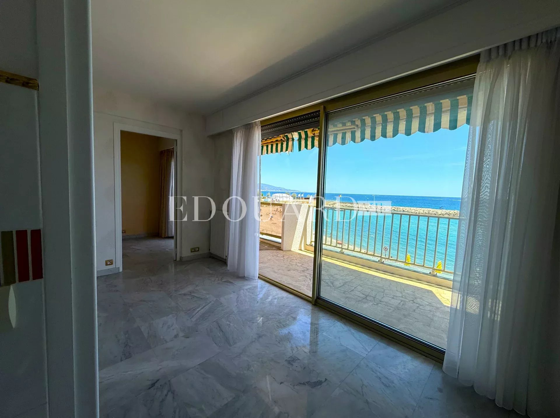 Sur la commune de Roquebrune Cap Martin, deux pièces face aux plages avec terrasse et magnifique vue mer