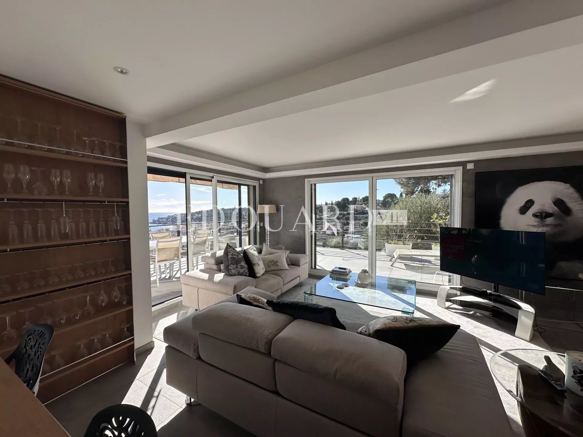 Superbe trois pièces en dernier étage avec spectaculaire terrasse et magnifique vue mer panoramique
