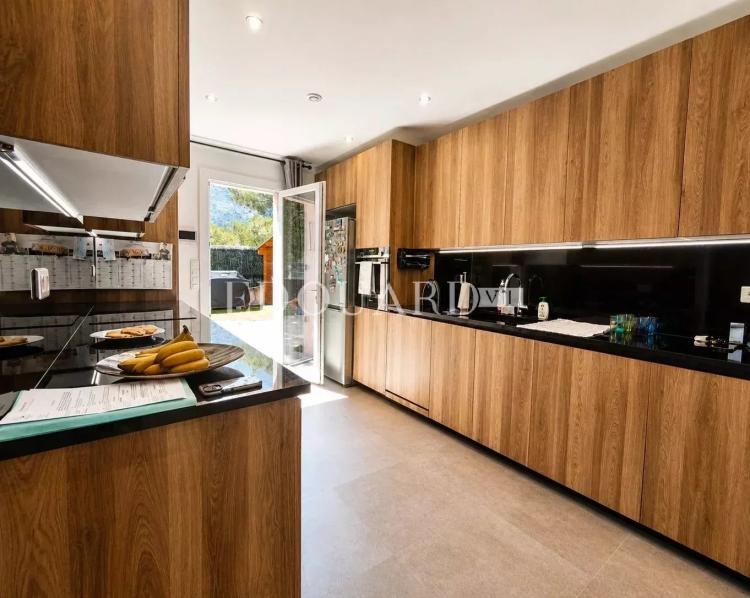Rare sur la commune de Roquebrune Cap Martin, quatre pièces en bas de villa avec jardin, vue mer et parking
