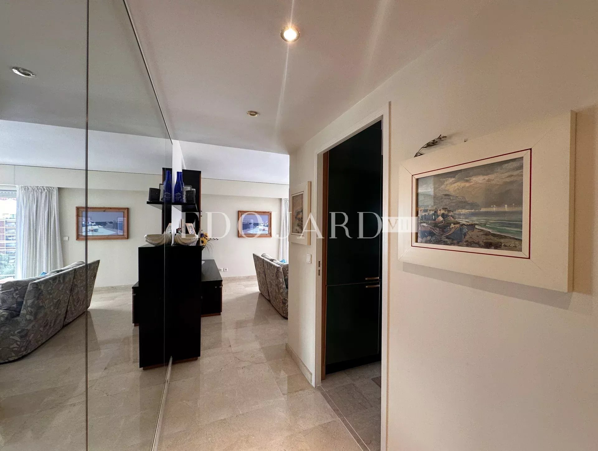 En exclusivité trois pièces avec vaste terrasse, splendide vue mer et double garage, dans immeuble de standing