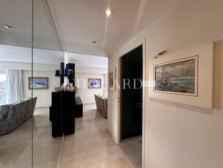 En exclusivité trois pièces avec vaste terrasse, splendide vue mer et double garage, dans immeuble de standing