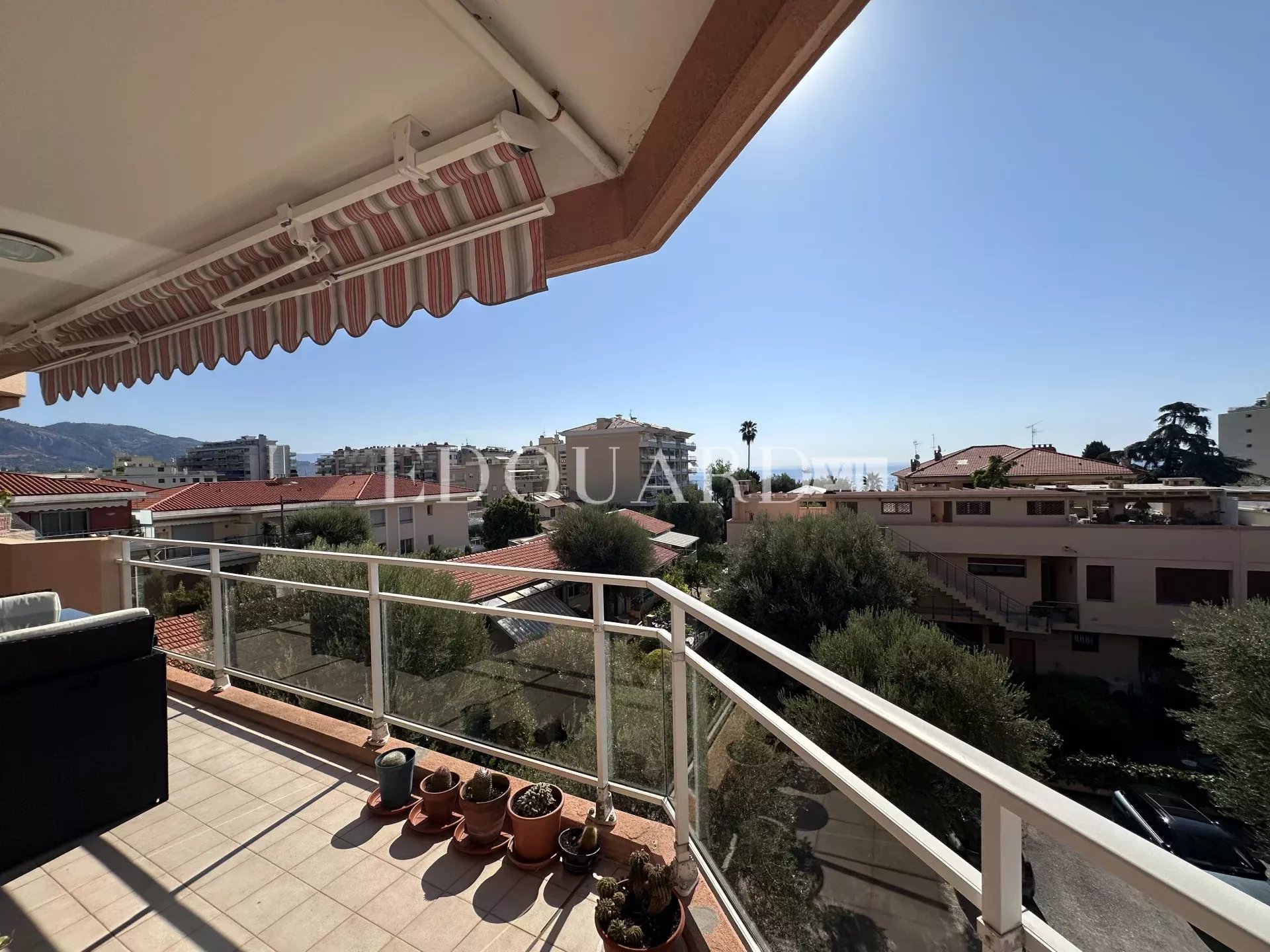 Dans immeuble de standing avec piscine, en exclusivité trois pièces avec vaste terrasse et garage