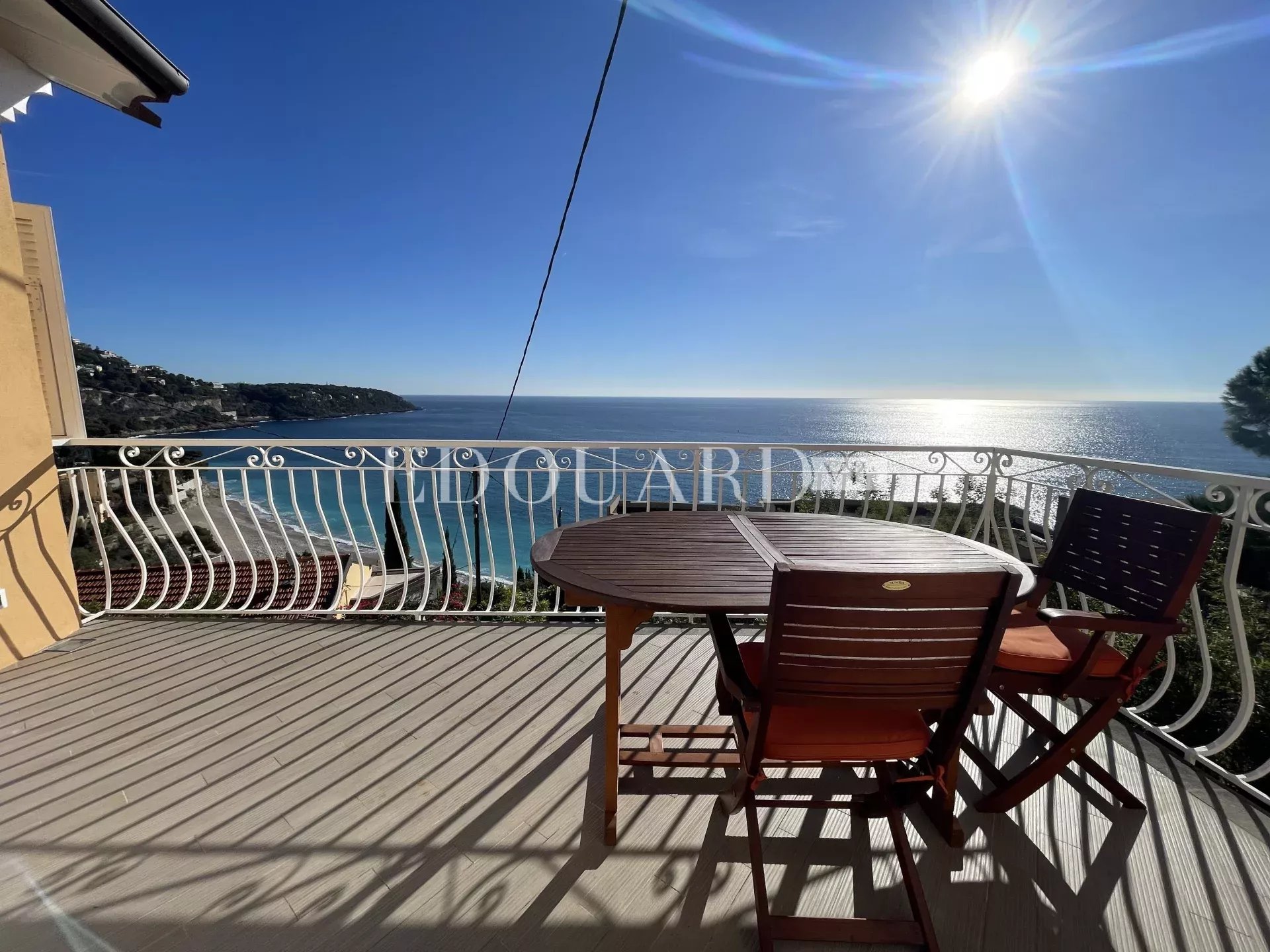 En exclusivité trois pièces avec spacieuse terrasse, magnifique vue mer panoramique et parking
