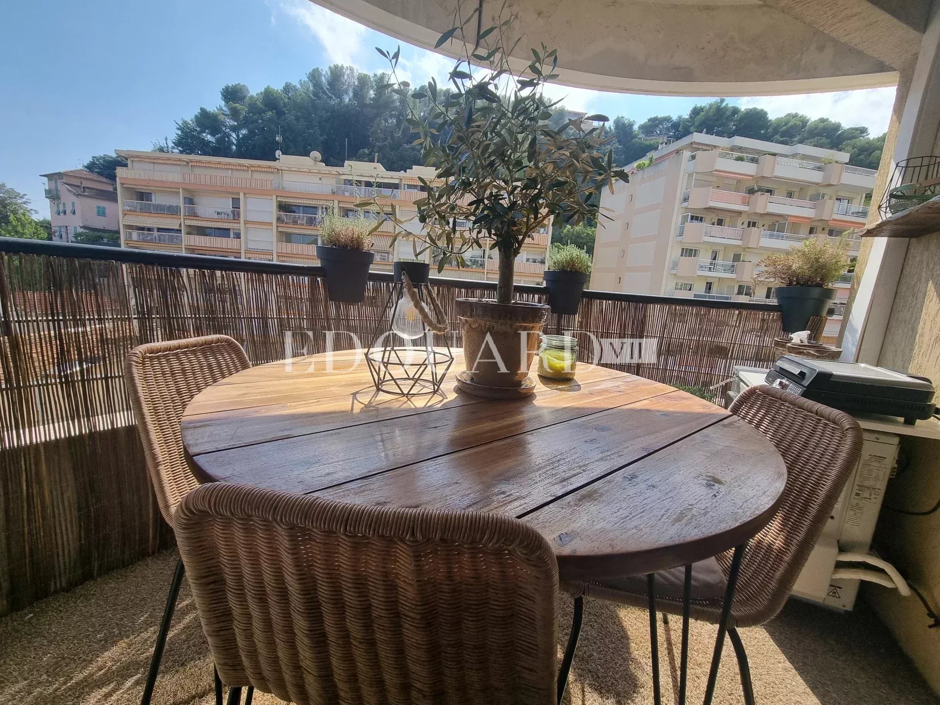 En exclusivité splendide quatre pièces traversant, entièrement rénové avec terrasse et possibilité garage