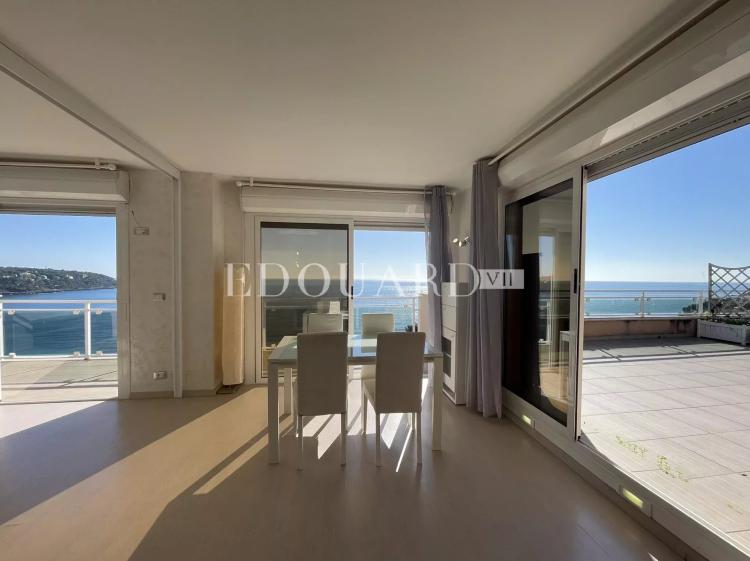 Superbe deux pièces en dernier étage avec spectaculaire terrasse, splendide vue mer et garage. Exclusivité