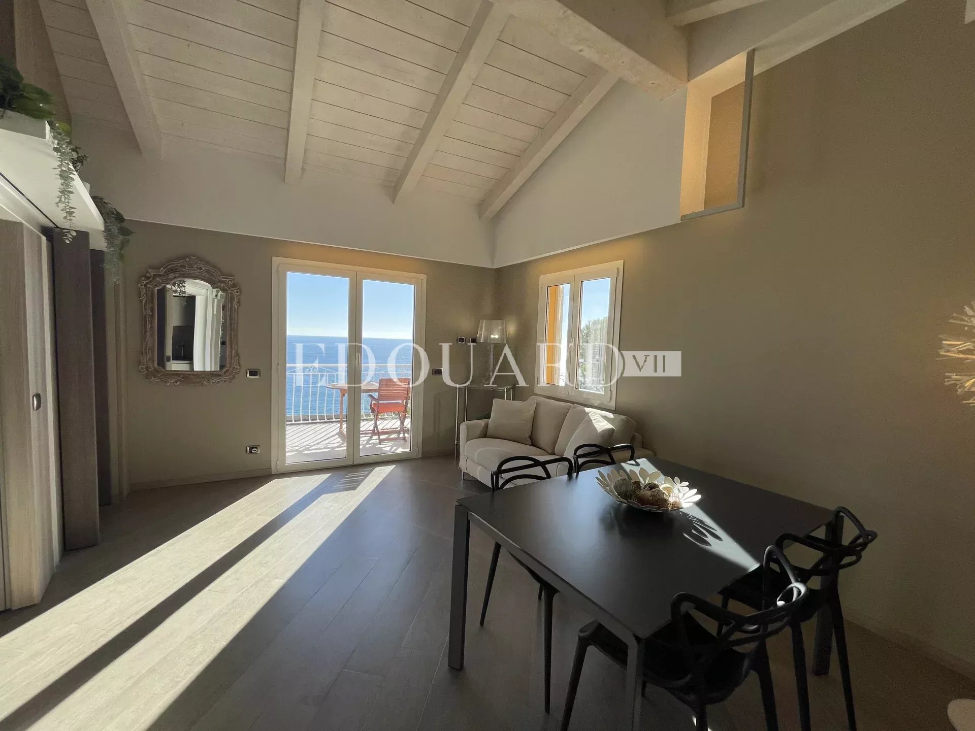 En exclusivité jolie villa rénovée avec deux terrasses, jardin, magnifique vue mer et deux parkings