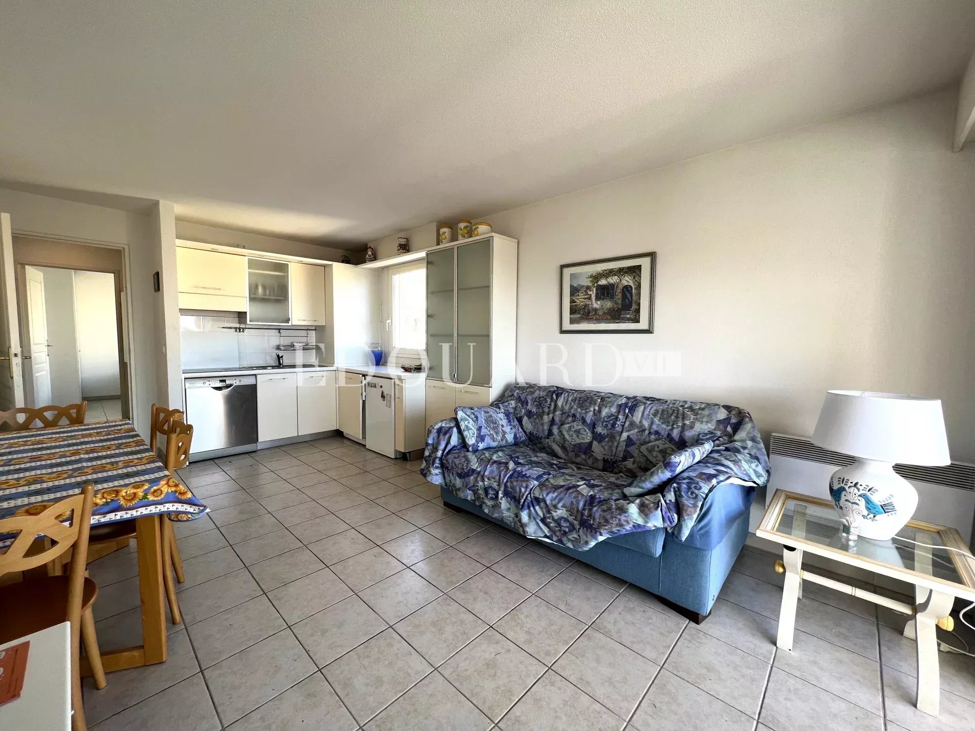 Deux pièces en bon état avec terrasse, agréable vue dégagée jusqu'à la mer, cave et garage. Exclusivité