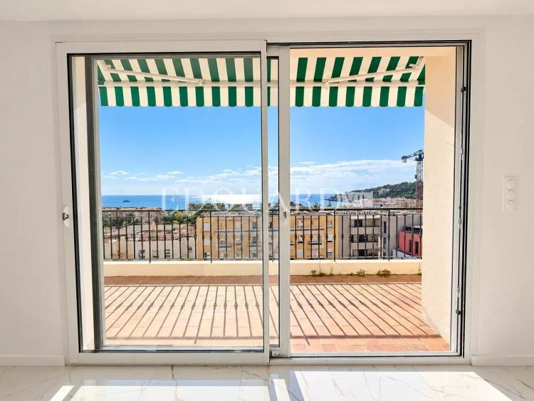 Somptueux quatre pièces à vendre avec belle vue sur la ville et la mer, en plein centre de Roquebrune Cap Martin