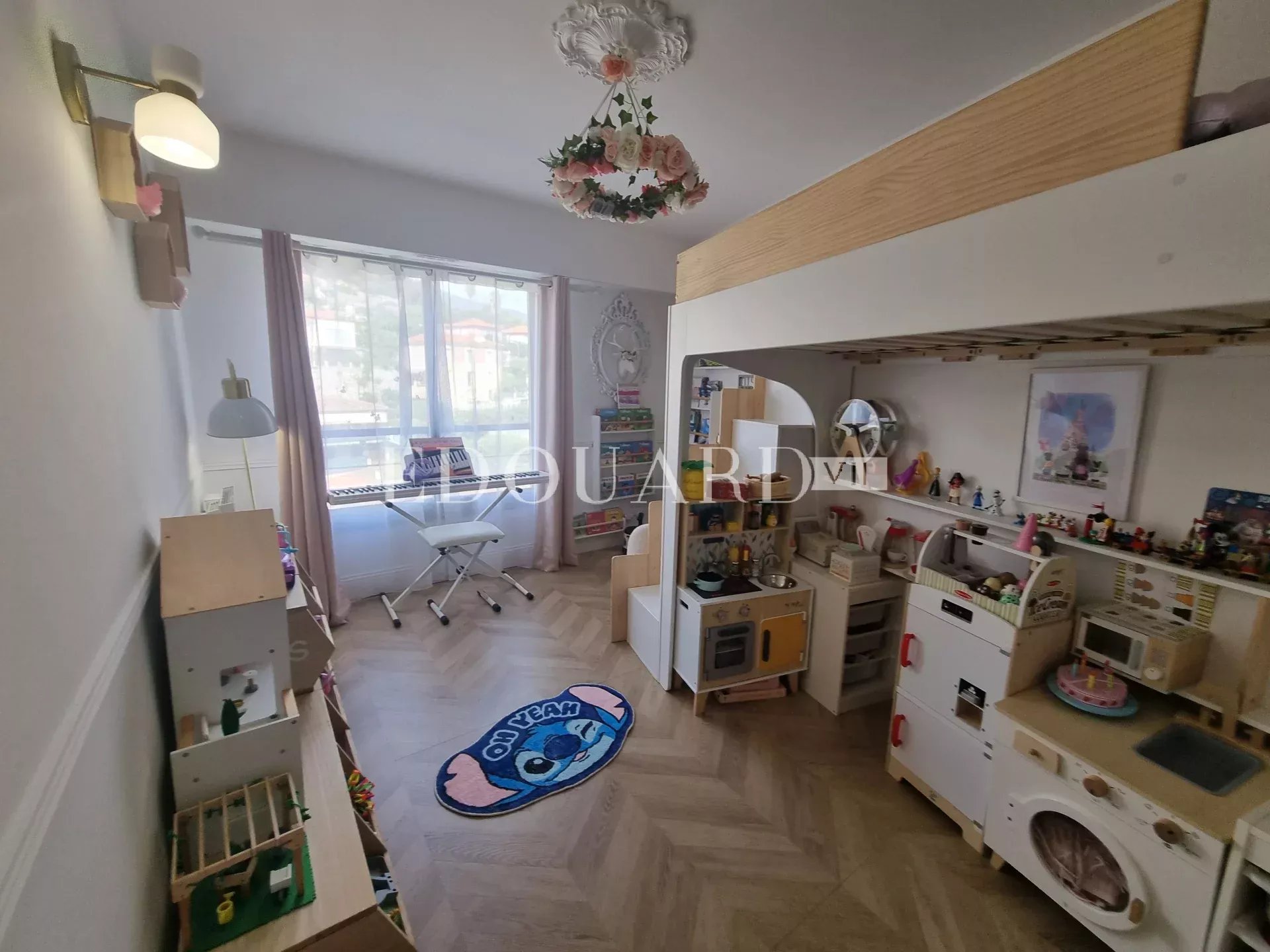En exclusivité splendide quatre pièces traversant, entièrement rénové avec terrasse et possibilité garage