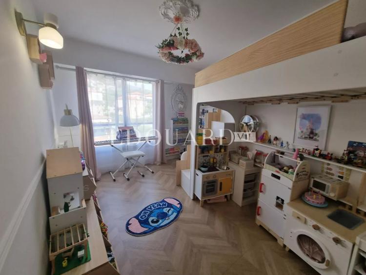 En exclusivité splendide quatre pièces traversant, entièrement rénové avec terrasse et possibilité garage