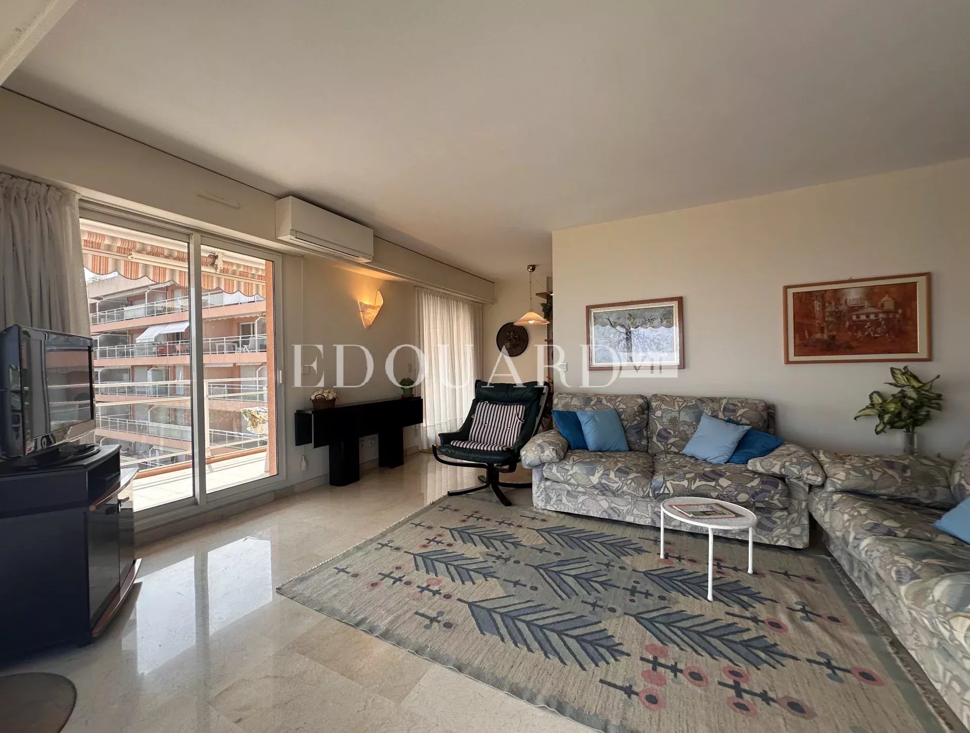 En exclusivité trois pièces avec vaste terrasse, splendide vue mer et double garage, dans immeuble de standing