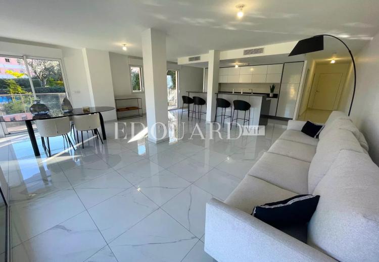 Dans un immeuble neuf, à vendre vaste trois pièces avec belle vue dégagée, terrasse et jardin