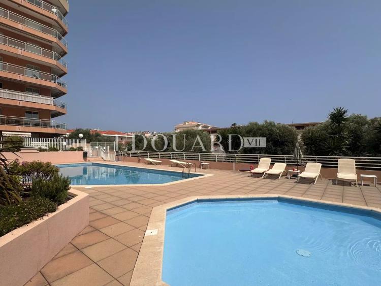 En exclusivité trois pièces avec vaste terrasse, splendide vue mer et double garage, dans immeuble de standing