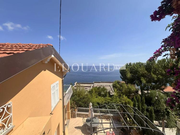 En exclusivité jolie villa rénovée avec deux terrasses, jardin, magnifique vue mer et deux parkings