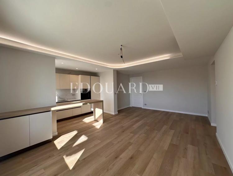 Superbe quatre pièces soigneusement rénové avec vastes terrasses, jardin, vue mer panoramique et parking