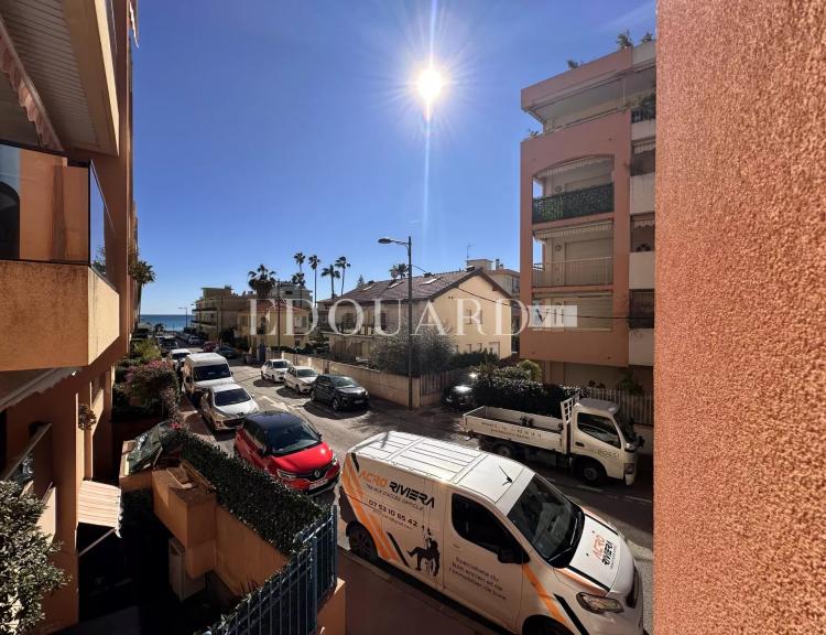 En exclusivité beau deux pièces en parfait état avec spacieux balcon, jolie échappée mer et garage