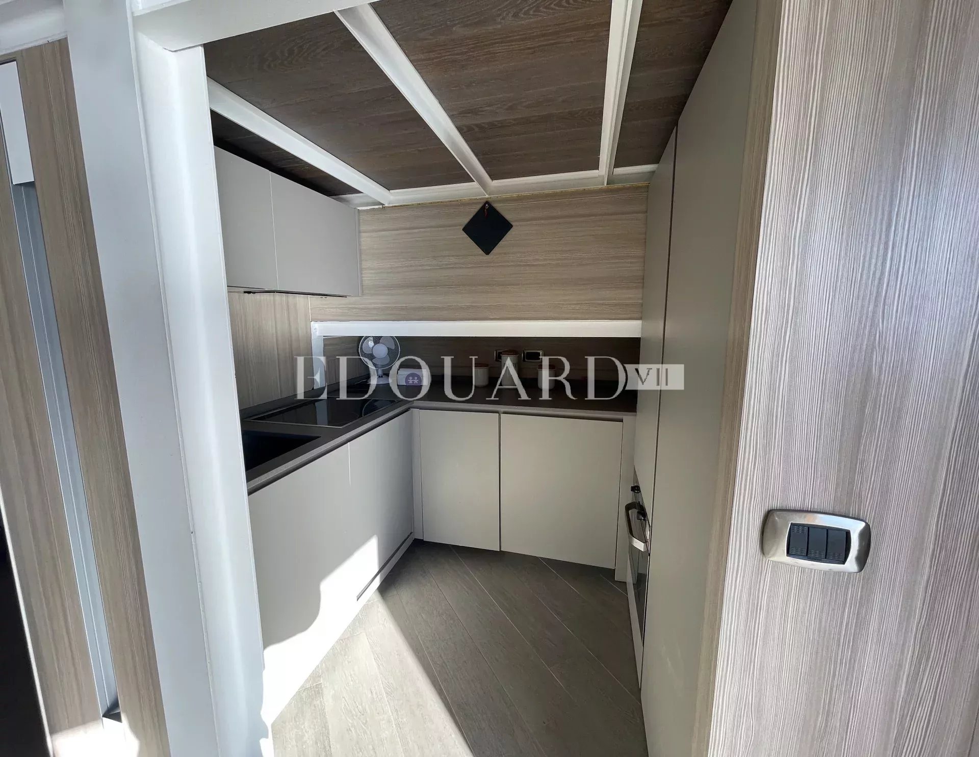 En exclusivité jolie villa rénovée avec deux terrasses, jardin, magnifique vue mer et deux parkings