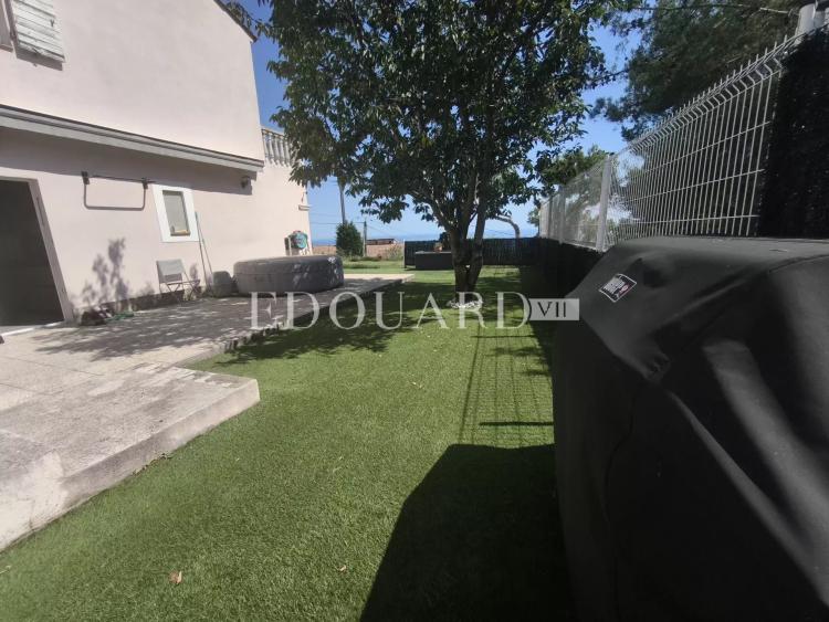 Rare sur la commune de Roquebrune Cap Martin, quatre pièces en bas de villa avec jardin, vue mer et parking