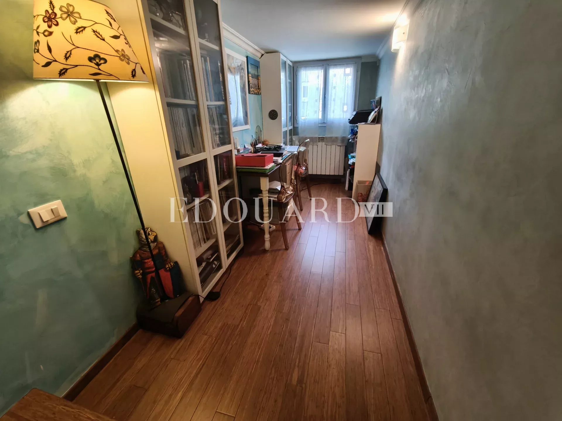 Villa indépendante à vendre, en excellent état avec piscine, jardin plat et vaste parking extérieur
