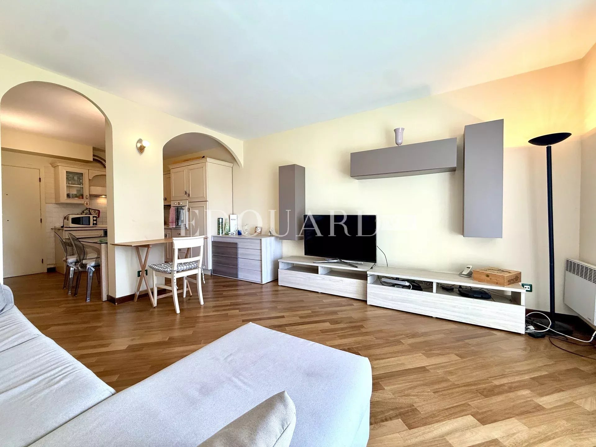 Dans prestigieux immeuble sur le Plateau du Cap, à vendre élégant deux pièces avec terrasse et cave
