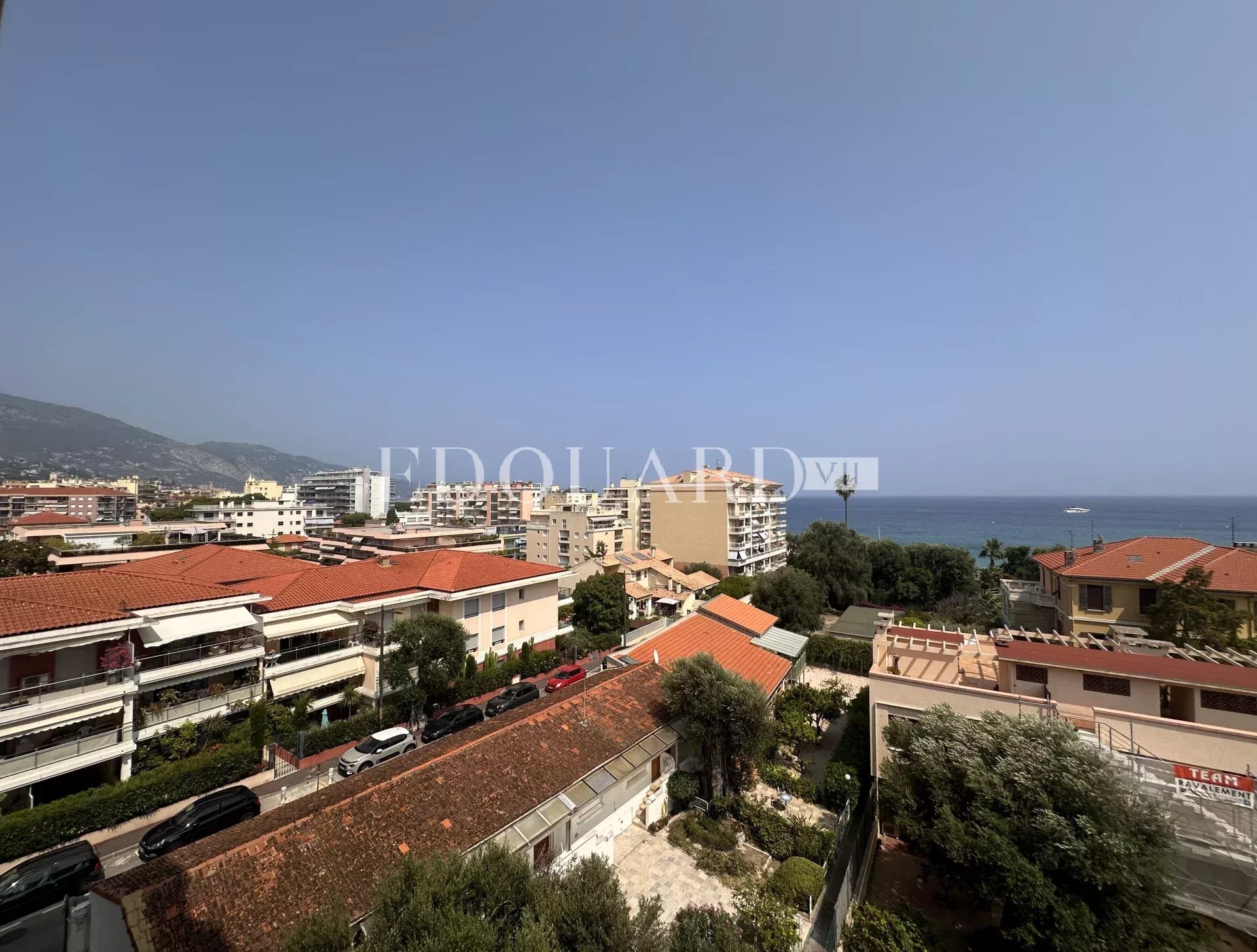 En exclusivité trois pièces avec vaste terrasse, splendide vue mer et double garage, dans immeuble de standing