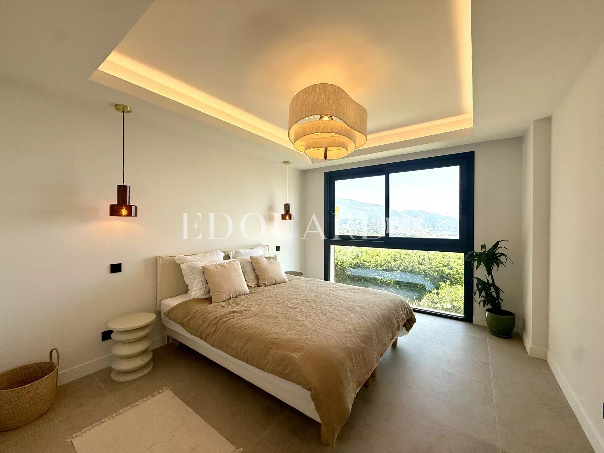 Somptueuse villa complètement rénovée avec piscine chauffée et splendide vue mer panoramique