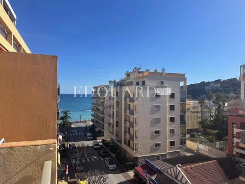 En exclusivité charmant studio finement rénové avec balcon, vue mer latérale et possibilité garage