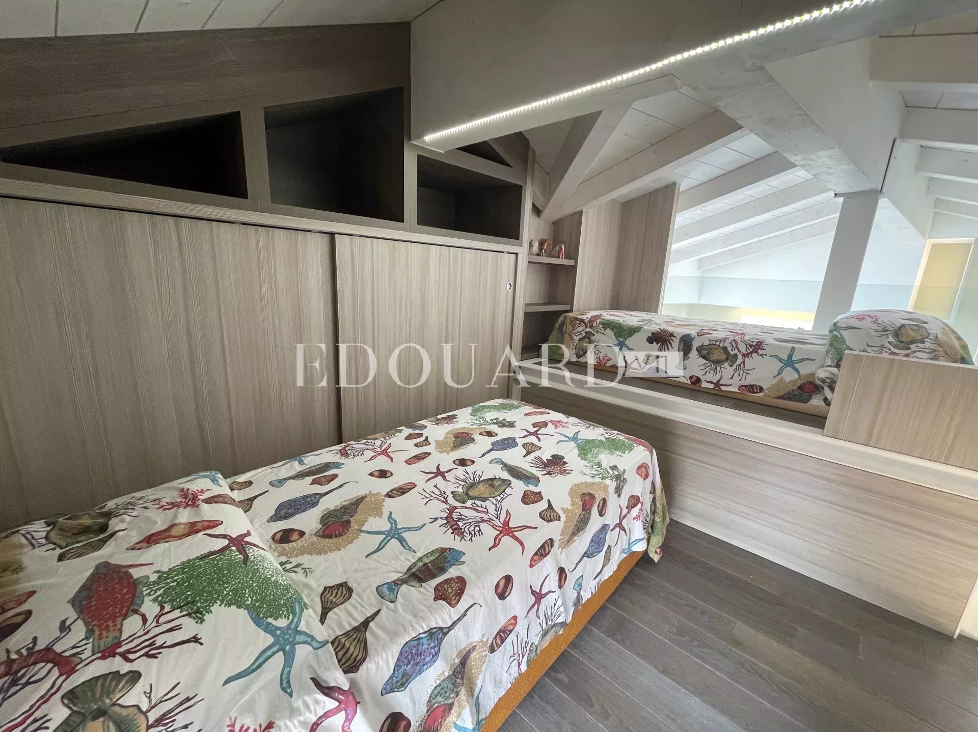 En exclusivité trois pièces avec spacieuse terrasse, magnifique vue mer panoramique et parking