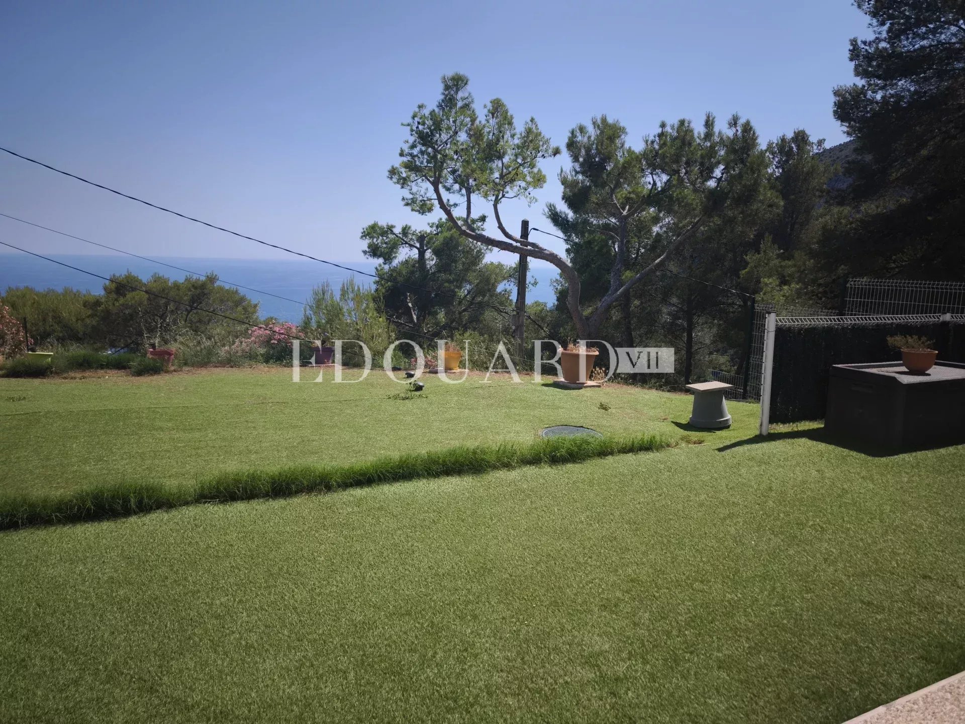 Rare sur la commune de Roquebrune Cap Martin, quatre pièces en bas de villa avec jardin, vue mer et parking
