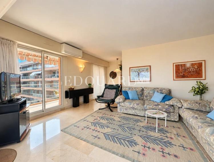 En exclusivité trois pièces avec vaste terrasse, splendide vue mer et double garage, dans immeuble de standing