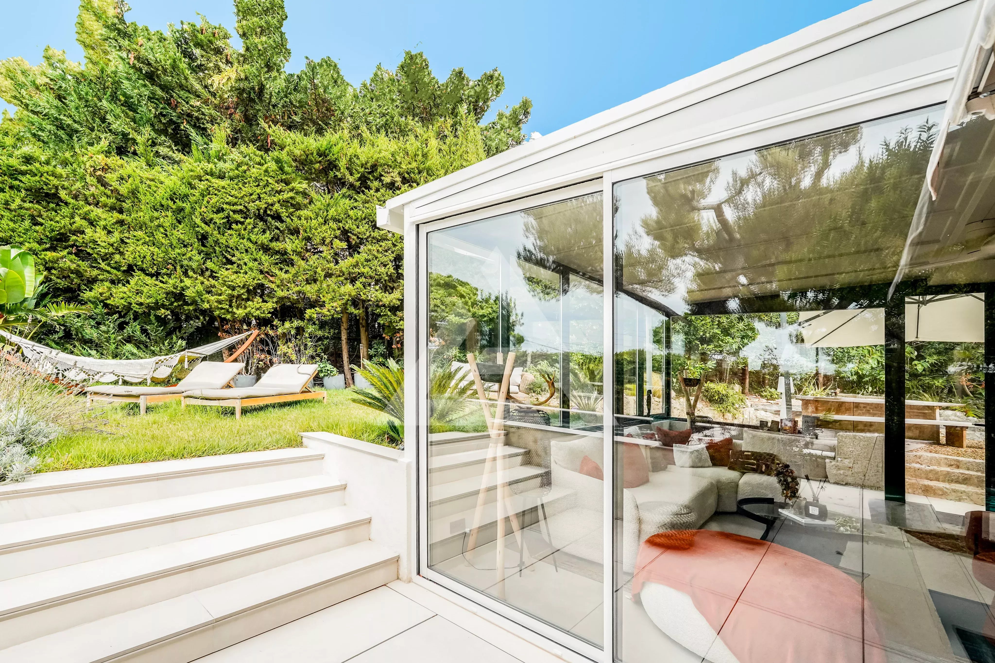 ROQUEBRUNE CAP MARTIN - APPARTEMENT 3 PIÈCES - PISCINE & JARDIN PRIVATIF
