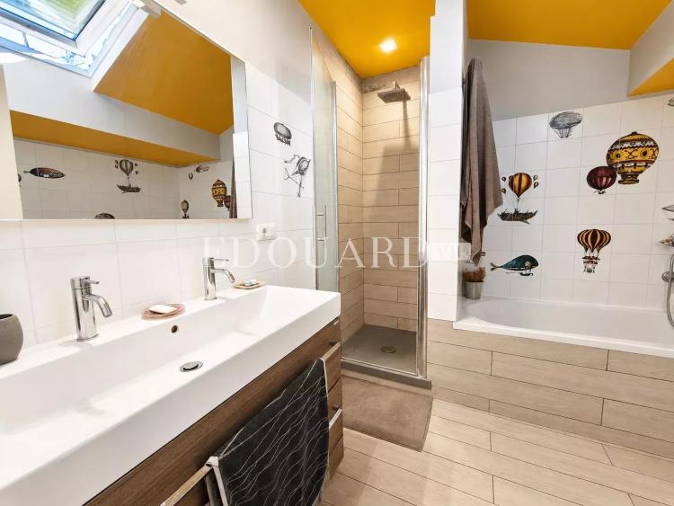 Villa indépendante à vendre, en excellent état avec piscine, jardin plat et vaste parking extérieur