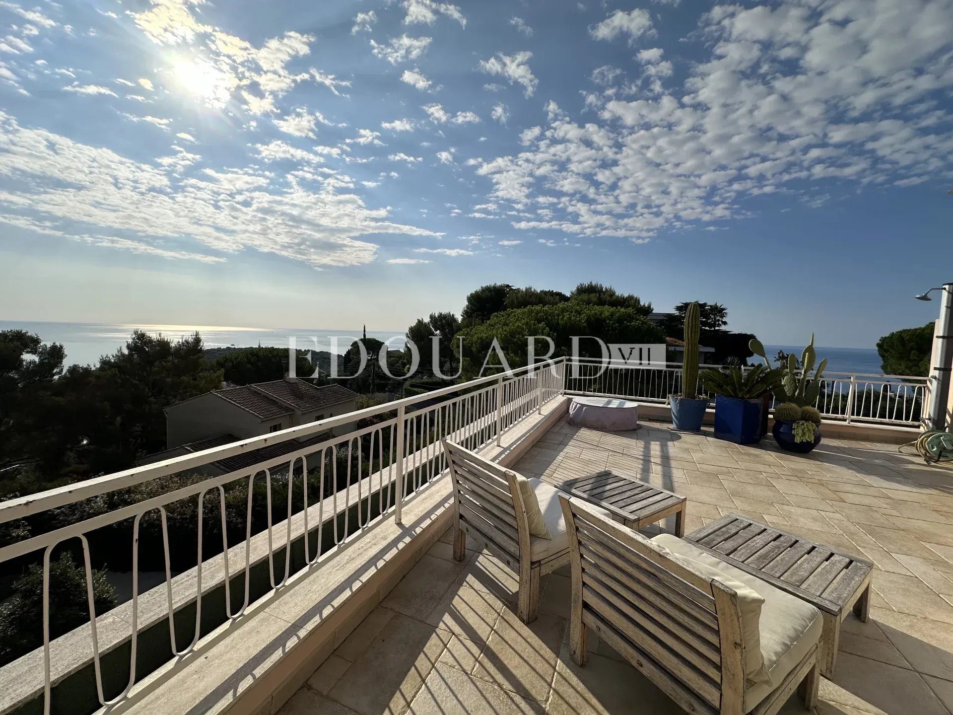 Magnifique trois pièces superbement rénové et meublé, avec spectaculaire terrasse et splendide vue panoramique