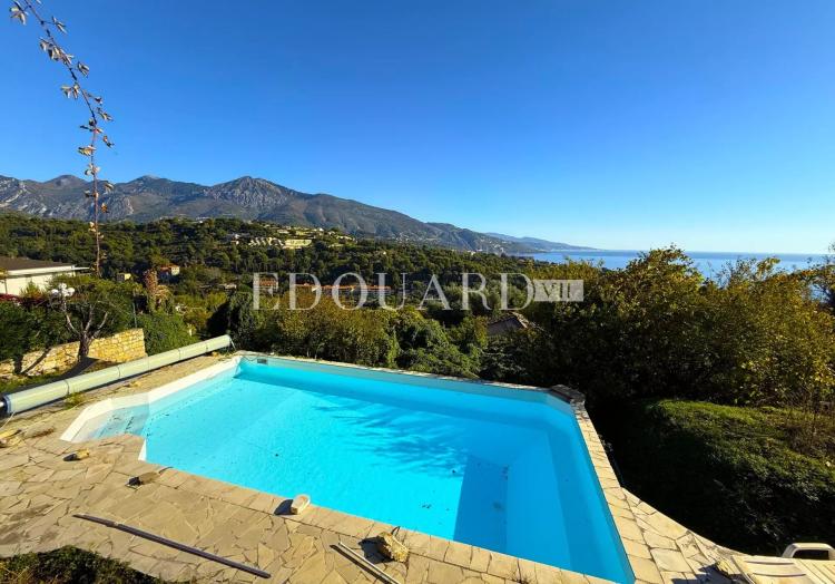 Villa à rénover avec piscine et vue panoramique exceptionnelle sur la mer jusqu'aux côtes italiennes