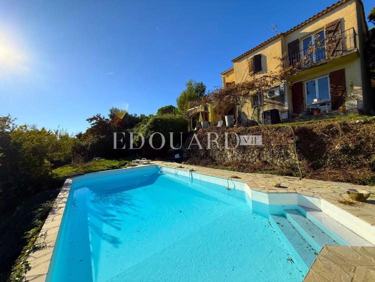 Villa à rénover avec piscine et vue panoramique exceptionnelle sur la mer jusqu'aux côtes italiennes