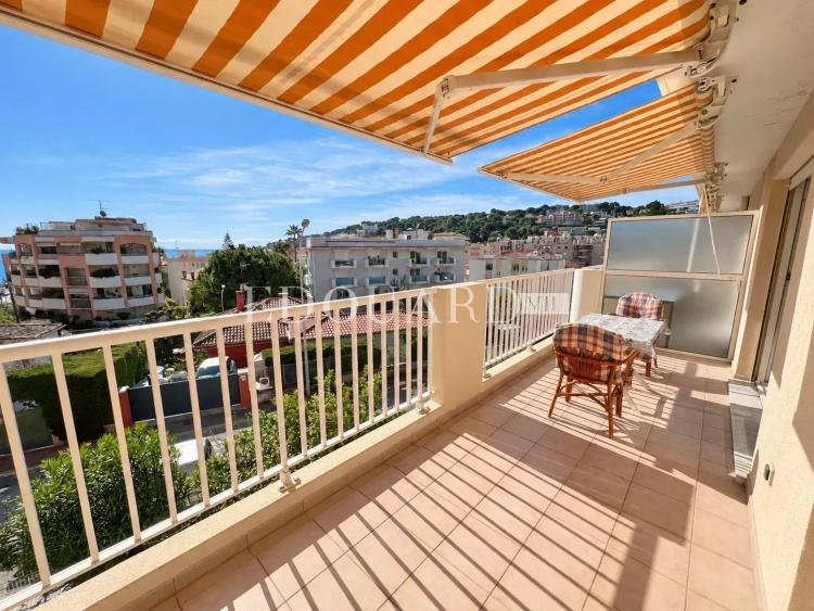 En exclusivité deux pièces en dernier étage avec spacieuse terrasse, cave et parking, à quelques pas des plages