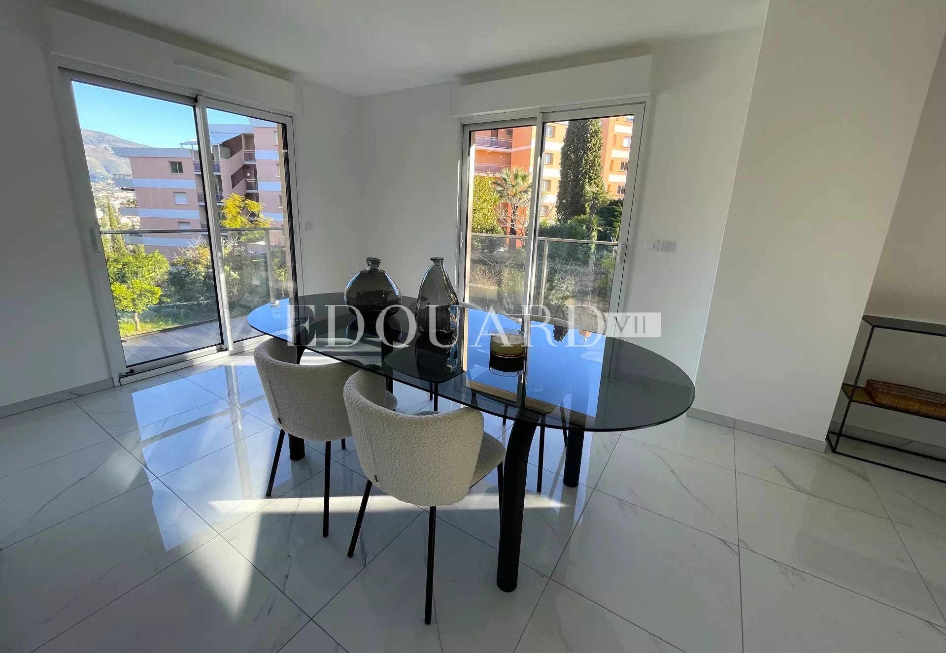 Dans un immeuble neuf, à vendre vaste trois pièces avec belle vue dégagée, terrasse et jardin