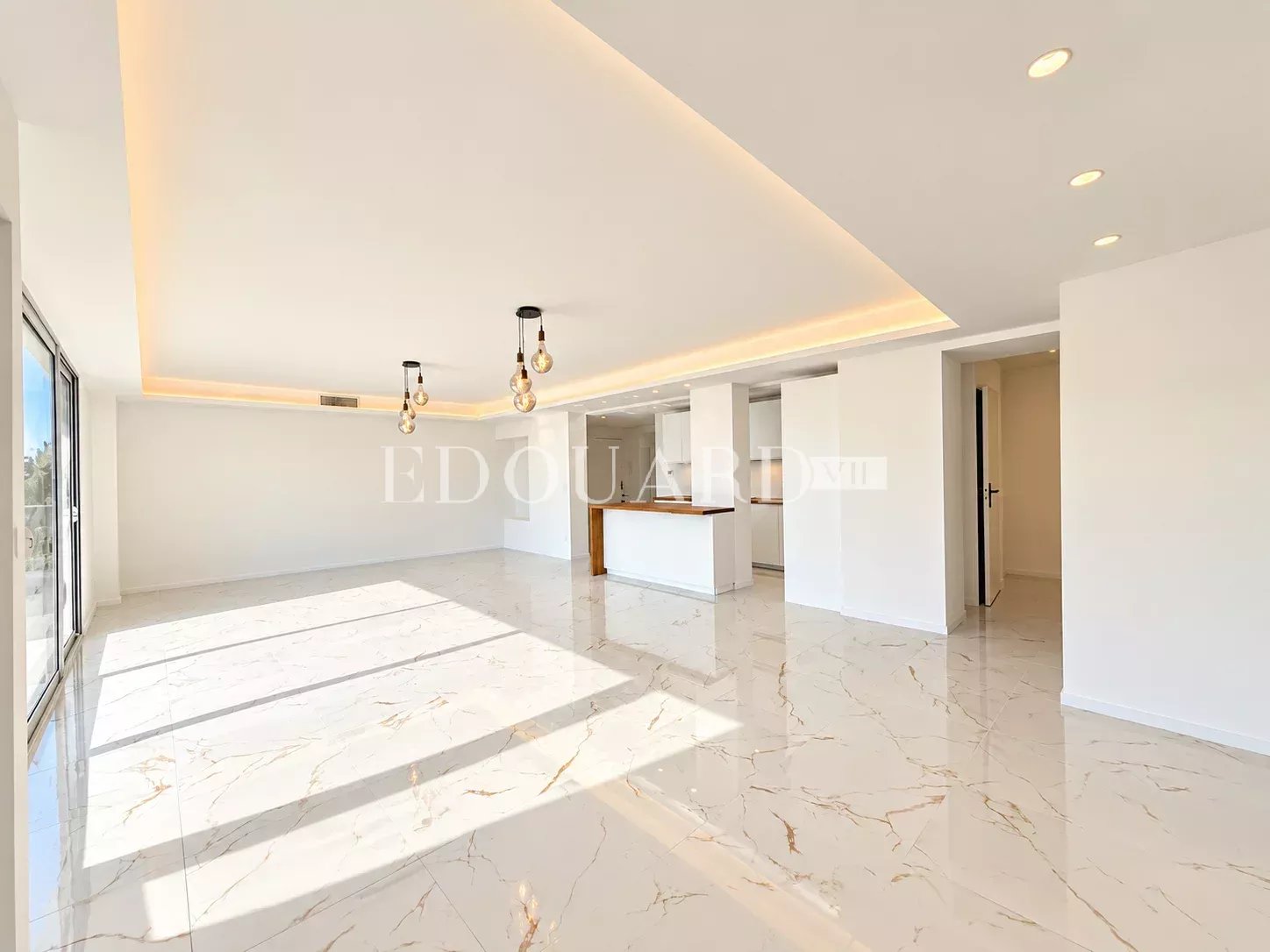 Somptueux quatre pièces à vendre avec belle vue sur la ville et la mer, en plein centre de Roquebrune Cap Martin