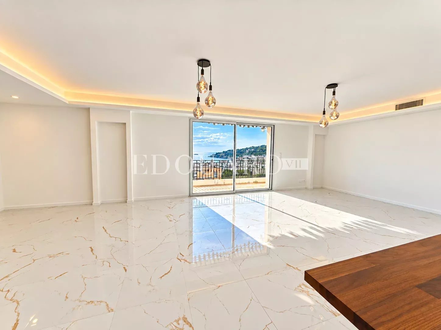 Somptueux quatre pièces à vendre avec belle vue sur la ville et la mer, en plein centre de Roquebrune Cap Martin
